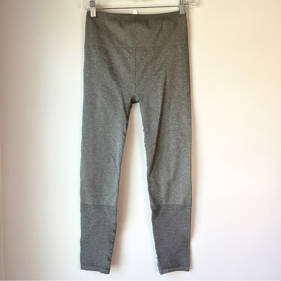 🏷️ 2/$20 Fabletics Seamless Leggings Grey Heather Perforated Leggings - Picture 3 of 10